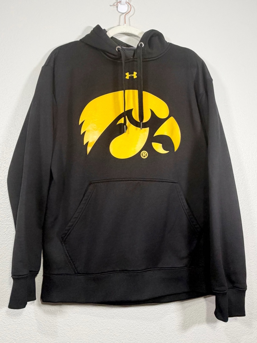 Under Armour University of Iowa Black Hoodie Yellow Hawkeyes Sweatshirt Men Med